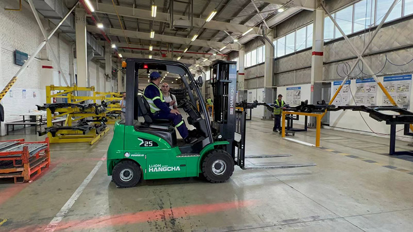 Hangcha Li-ion Forklift Application Case—Auto Industry-03.jpg