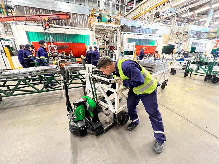 Hangcha Li-ion Forklift Application Case—Auto Industry-04.jpg