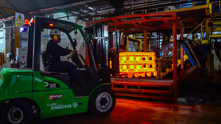 Hangcha Lithium Forklifts Applied to Metal Melting Plant-01.jpg