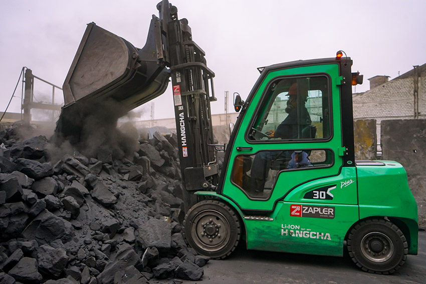 Hangcha Lithium Forklifts Applied to Metal Melting Plant-02.jpg