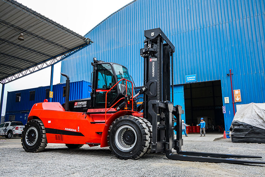 Heavy IC Forklift Applied to a Steel Mill in Peru-01.jpg